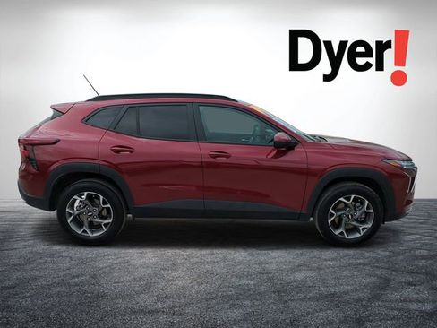 Certified 2025 Chevrolet Trax LT image 2