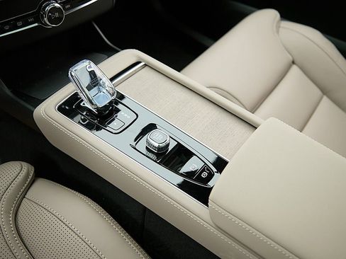 New 2026 Volvo XC90 T8 Ultra w/ Protection Package image 17