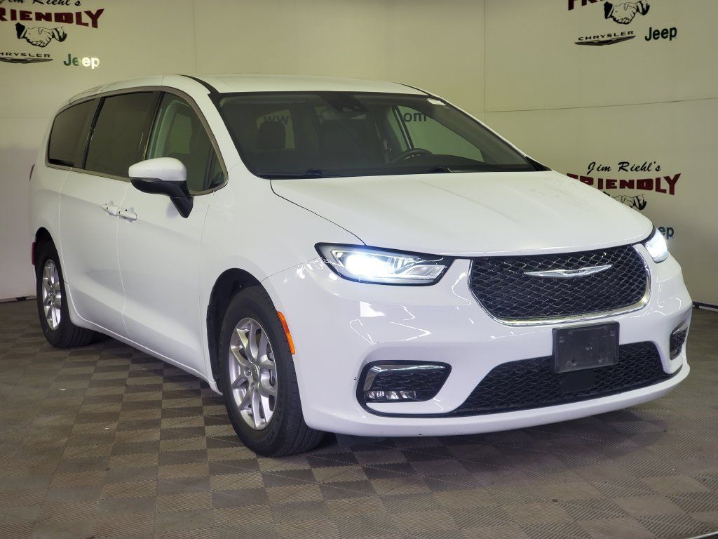 Used 2023 Chrysler Pacifica Touring-L FWD image 2