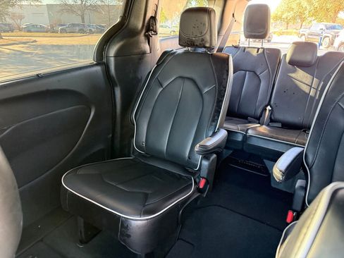 Used 2025 Chrysler Pacifica Limited image 45