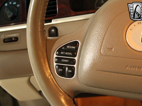 Used 2003 Lincoln Town Car Executive image 8