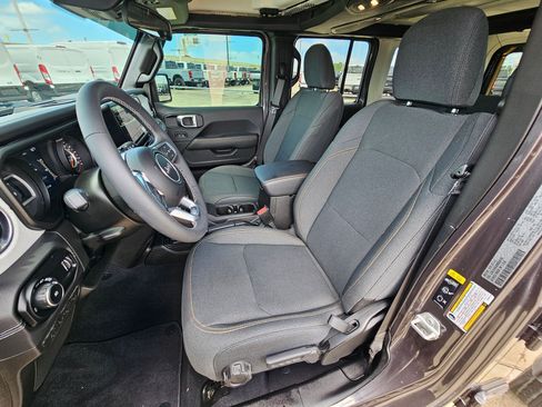 Used 2025 Jeep Wrangler Unlimited Sahara AWD/4WD image 16