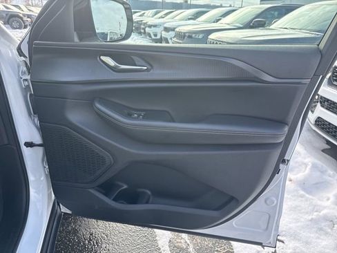 Used 2024 Jeep Grand Cherokee Altitude image 28