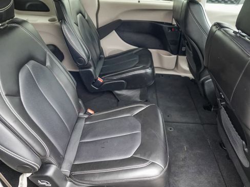 Used 2024 Chrysler Pacifica Touring-L image 16