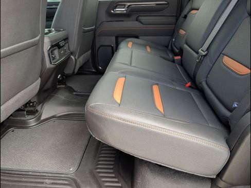 Used 2025 GMC Sierra 2500 AT4 w/ AT4 Premium Plus Package AWD/4WD image 12