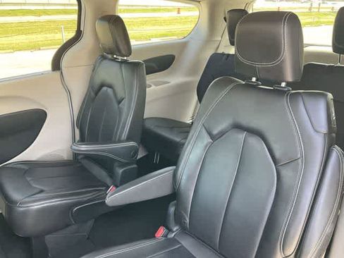 Used 2023 Chrysler Pacifica Touring-L image 16