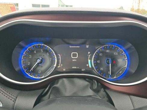 Used 2017 Chrysler Pacifica Limited w/ UConnect Theater Package FWD image 20