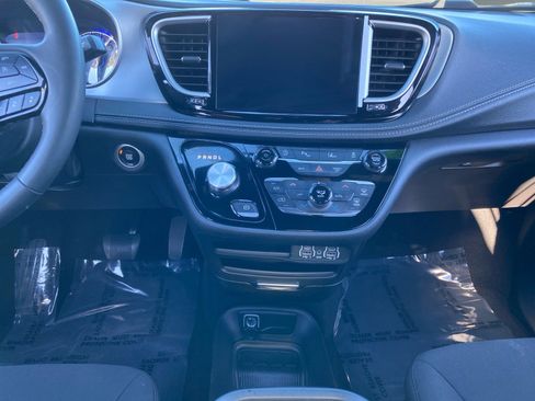 Used 2024 Chrysler Pacifica Touring image 11