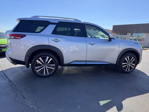 Used 2025 Nissan Pathfinder Platinum w/ Cargo Package image 6
