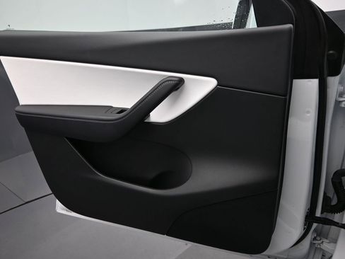 Used 2022 Tesla Model Y Long Range image 12