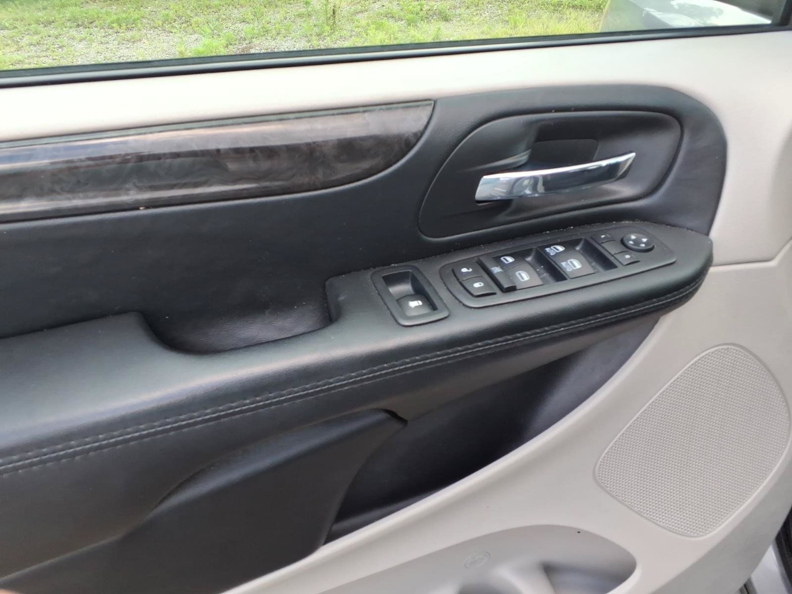 Used 2017 Dodge Grand Caravan SE w/ Power Window Group FWD image 9