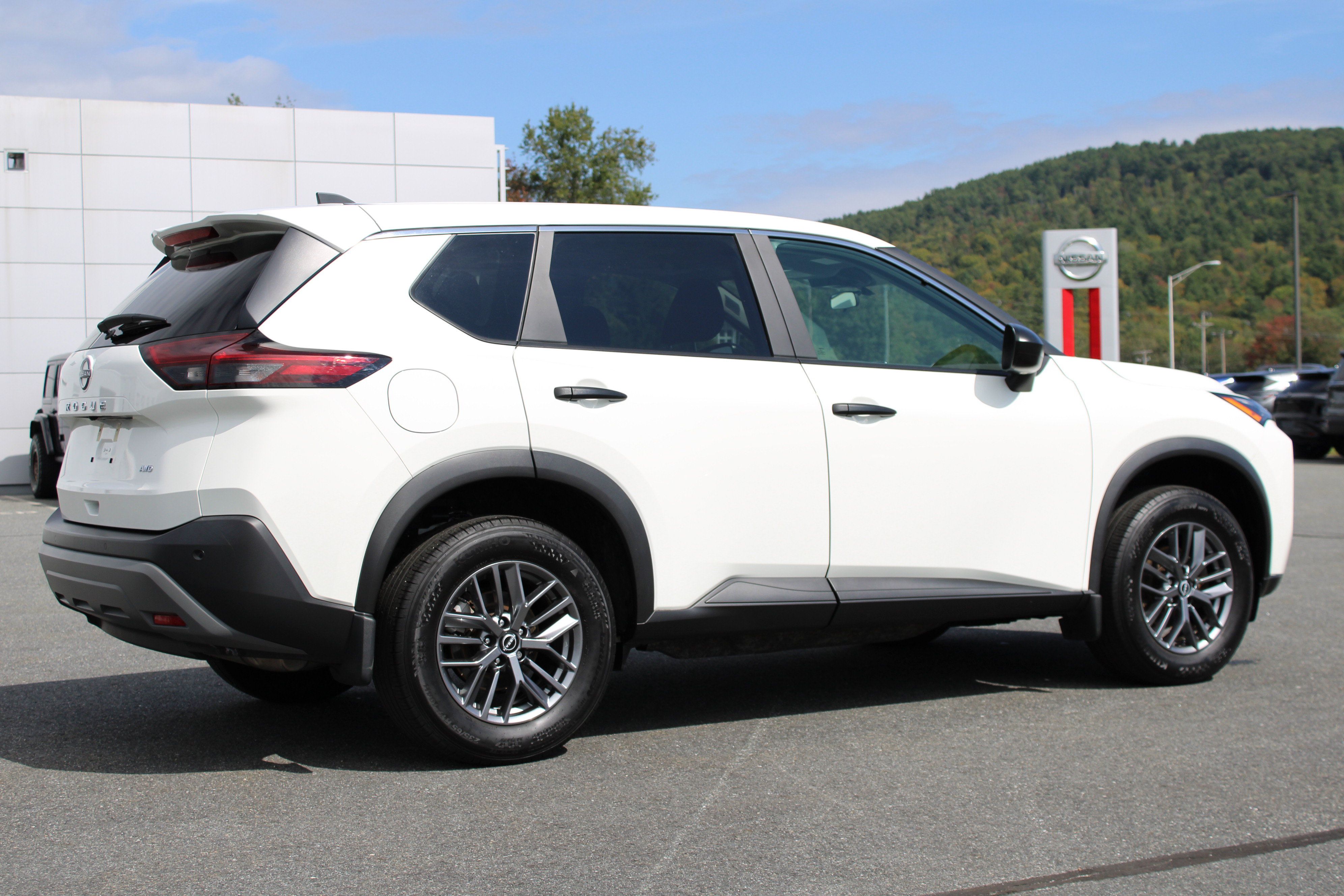 Used 2023 Nissan Rogue S AWD/4WD image 6