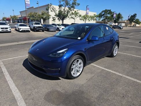 Used 2024 Tesla Model Y Long Range AWD/4WD image 1