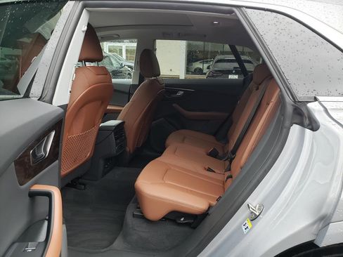 Used 2022 Audi Q8 Premium image 11