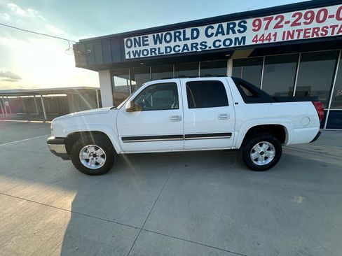 Used 2005 Chevrolet Avalanche Z66 w/ Sun And Sound Package image 2