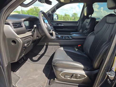 Used 2024 Jeep Wagoneer L Series II w/ Flexible Seating Group RWD image 9