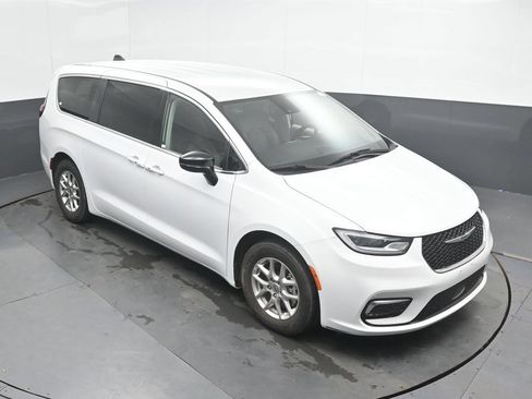 Used 2024 Chrysler Pacifica Touring-L FWD image 32