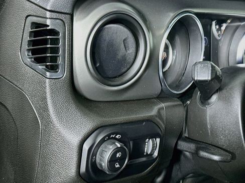 Used 2023 Jeep Gladiator Sport AWD/4WD image 16