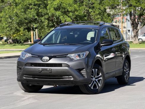 Used 2018 Toyota RAV4 LE AWD/4WD image 1