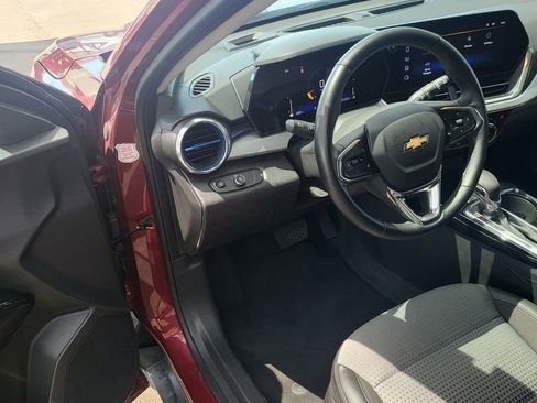 Used 2025 Chevrolet Trax LT w/ LT Convenience Package image 2