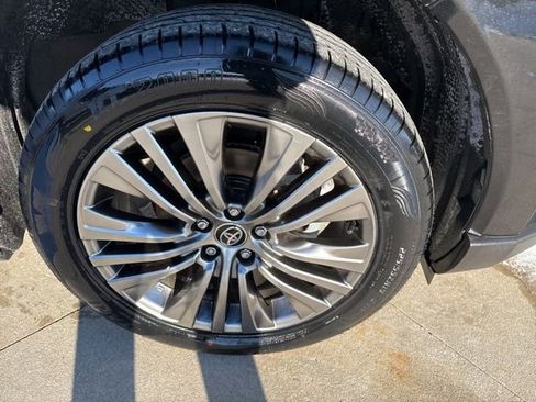 Used 2023 Toyota Venza Limited image 10