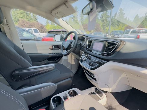 Used 2023 Chrysler Voyager LX image 8