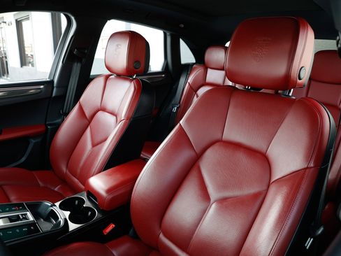 Used 2023 Porsche Macan GTS image 9