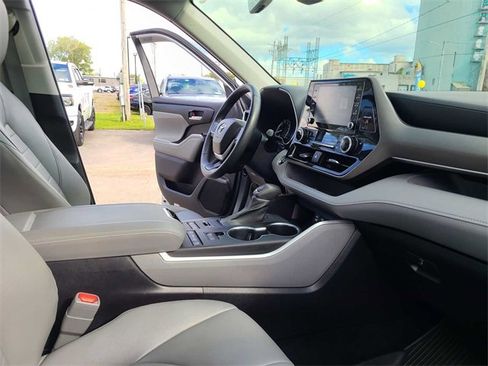 Used 2022 Toyota Highlander XLE image 16
