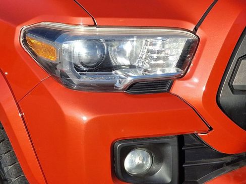 Used 2016 Toyota Tacoma TRD Sport w/ Towing Package image 9