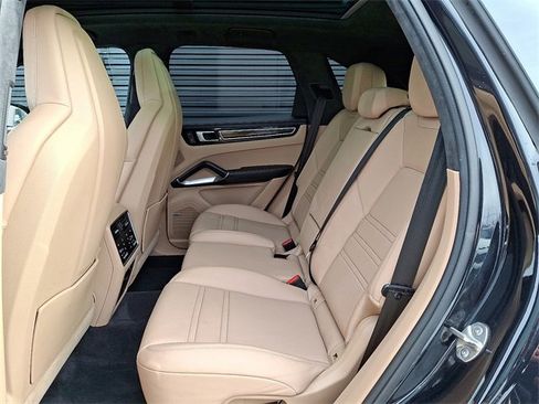 Used 2022 Porsche Cayenne Turbo image 16