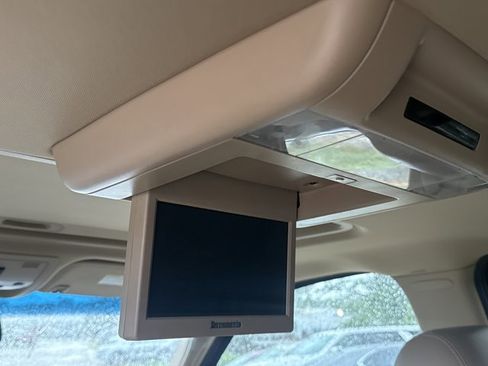 Used 2011 GMC Yukon XL SLT w/ SLT-2 Equipment Package AWD/4WD image 4