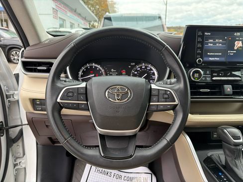 Used 2022 Toyota Highlander XLE image 26