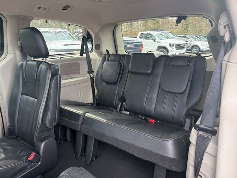 Used 2014 Chrysler Town & Country Touring image 23