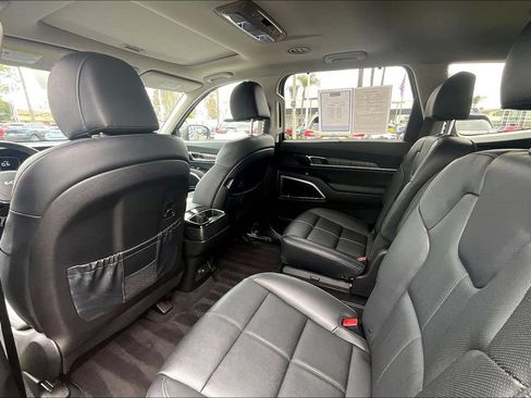 Used 2024 Kia Telluride EX w/ EX Captain's Chair Package FWD image 16