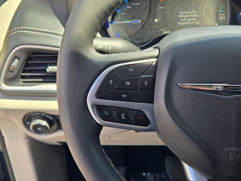 Used 2024 Chrysler Pacifica Limited FWD image 31