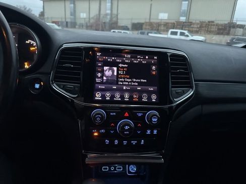 Used 2020 Jeep Grand Cherokee Altitude image 32