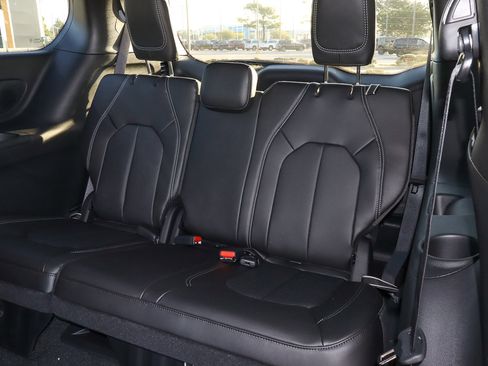 New 2026 Chrysler Pacifica Select image 16