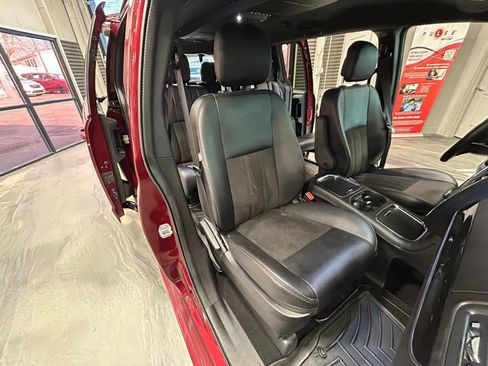 Used 2019 Dodge Grand Caravan SXT image 4