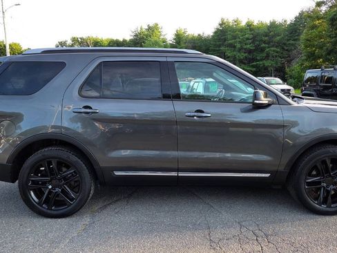 Used 2017 Ford Explorer XLT w/ Equipment Group 202A AWD/4WD image 18