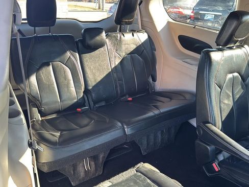 Used 2017 Chrysler Pacifica Touring-L image 16