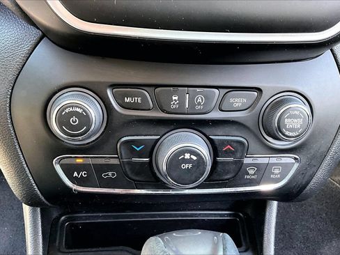 Used 2020 Jeep Cherokee Latitude FWD image 23