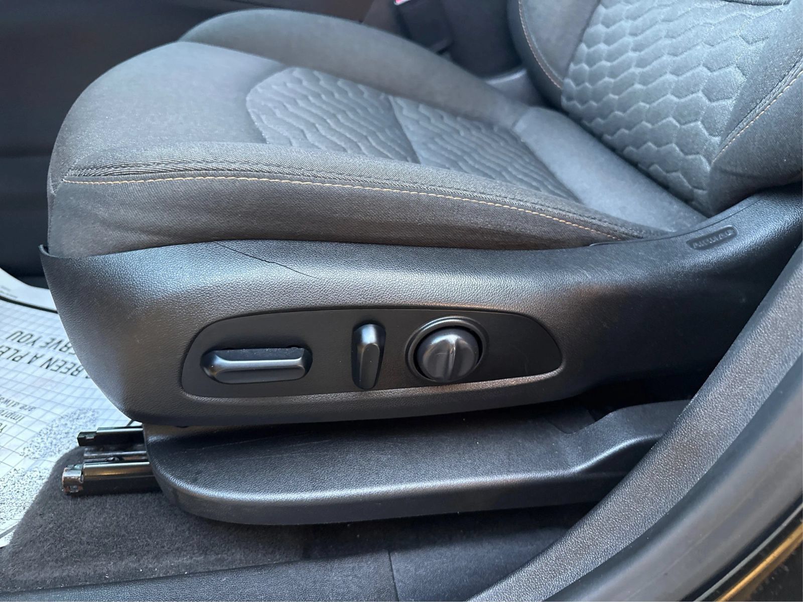 Used 2018 Chevrolet Equinox LT FWD image 19