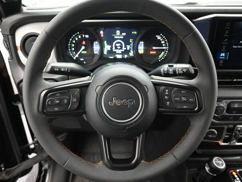 Used 2024 Jeep Wrangler Unlimited image 11