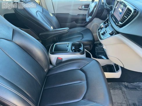 Used 2024 Chrysler Pacifica Touring-L image 12