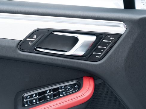 Certified 2025 Porsche Macan image 22