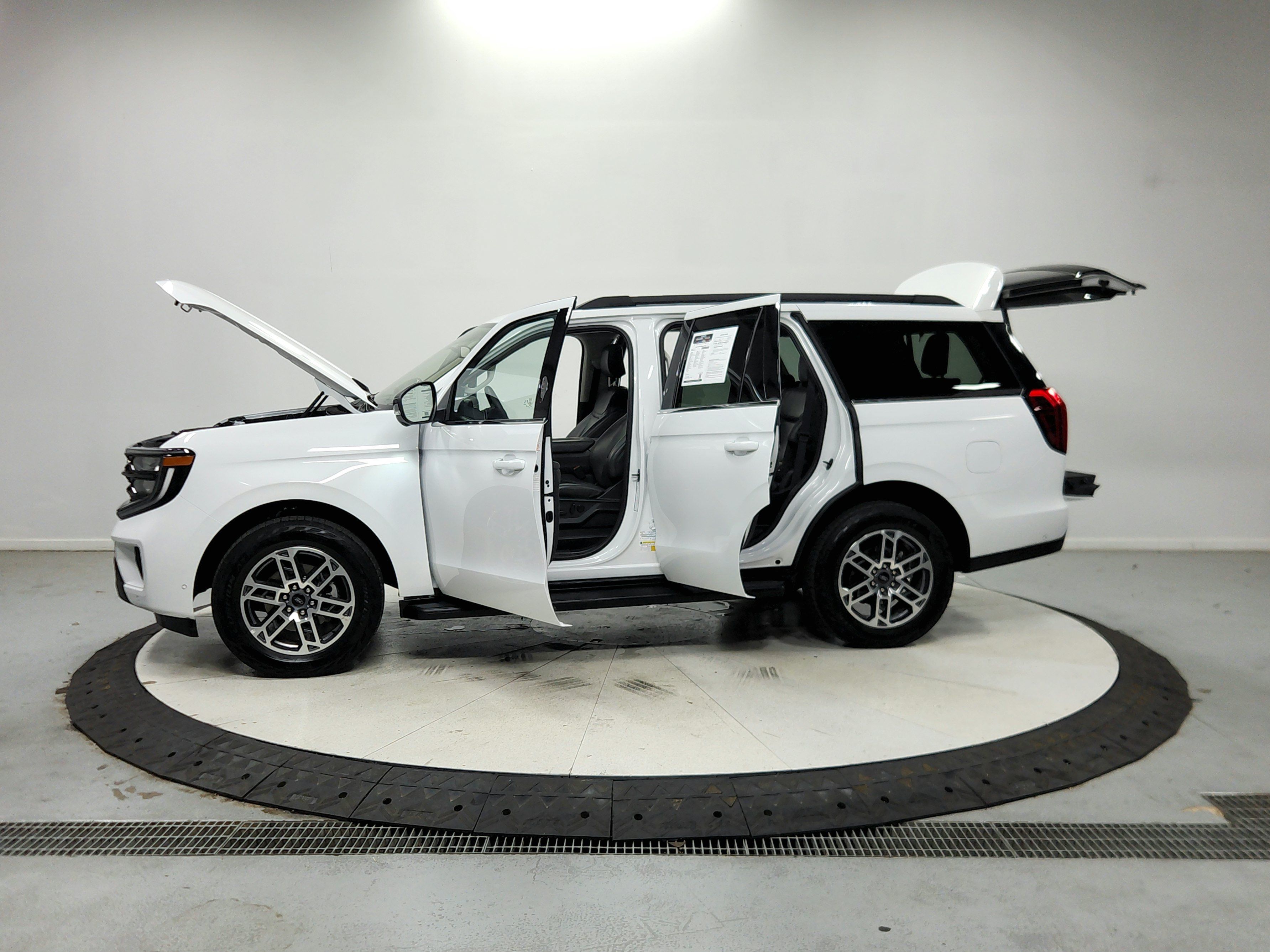 Used 2025 Ford Expedition Active AWD/4WD image 13