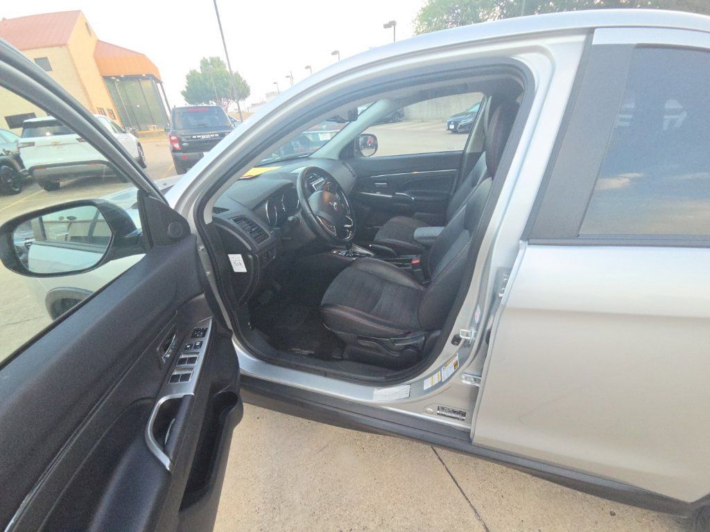 Used 2025 Mitsubishi Outlander Sport SE AWD/4WD image 4