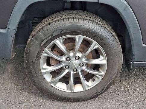 Used 2019 Jeep Cherokee Latitude Plus FWD image 15