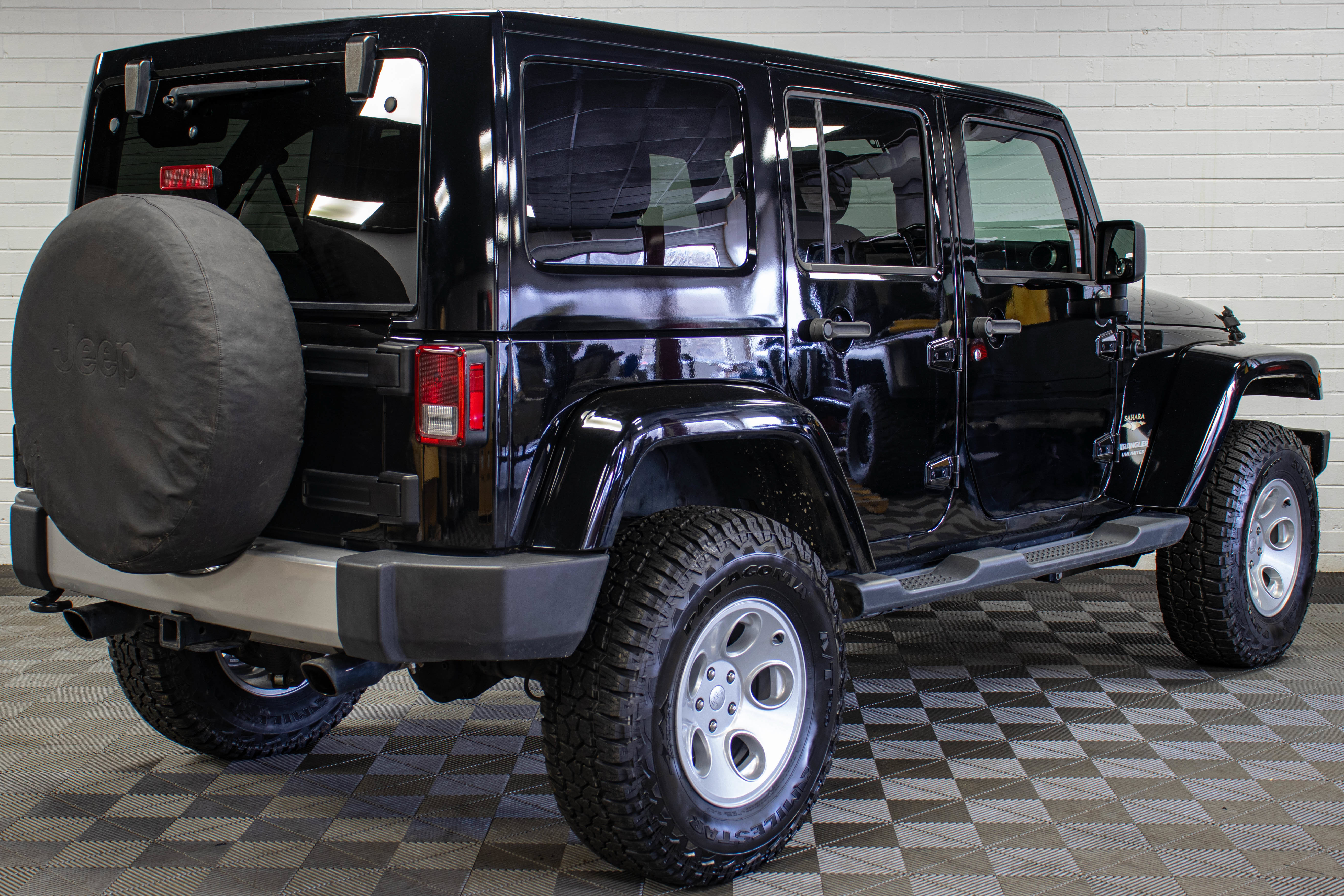 Used 2015 Jeep Wrangler Unlimited Sahara w/ Max Tow Package AWD/4WD image 3