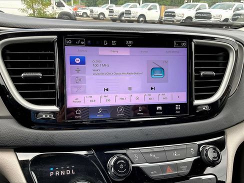 Used 2023 Chrysler Pacifica Touring-L FWD image 17
